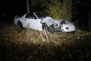 Dieser Unfall in Hünenberg im November 2018 ging glimpflich aus: Der Autofahrer kam ohne Verletzungen davon. (Bild: Zuger Polizei)