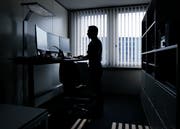 Ein Cyberermittler bei der Arbeit. (Archivbild: Stefan Kaiser)