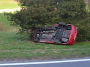 Das Auto kam von der Strasse ab und landete auf der rechten Seite in der Wiese. (Bild: Luzerner Polizei)