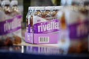Die Schweizer Getränkehersteller lanciert mit Rivella Holunderblüte eine neue Sorte. (Bild: PD)