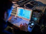In der Schweiz ist gemäss einer Umfrage jede siebte Person schon einmal von Cyberkriminalität betroffen worden. (Bild: KEYSTONE/GAETAN BALLY)
