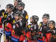 Nachdenkliche SCB-Spieler nach der Heimniederlage gegen Biel (Bild: KEYSTONE/MARCEL BIERI)
