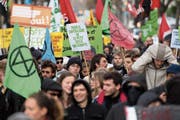 Während der Fachtagung der Rohstoffbranche in Lausanne gingen Demonstranten für die Konzernverantwortungs-Initiative auf die Strasse. (Bild: Laurent Gillieron/Keystone (Lausanne, 26. März 2019))