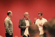 Patrick Fischer (rechts) beantwortet im Saal des Parkhotels in Zug die Fragen von Bruno Waller (Mitte), der zusammen mit Christian Wohlwend gespannt zuhört. (Bild: Charly Keiser, 27. März 2019)