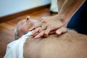 Die Herzdruckmassage ist eine wichtige Massnahme bei einem Herz-Kreislauf-Stillstand. (Bild: Getty)