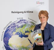 Regine Schneider, Gründerin und Geschäftsführerin von Good Soaps, bei der Lancierung des ersten palmölfreien pflanzlichen Waschmittels Europas. (Bild: zVg)