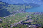 Blick vom Stanserhorn auf den Flugplatz Buochs mit Ennetbürgen und Buochs. Der Landrat berät über eine neue Ausgestaltung des innerkantonalen Finanzausgleichs. (Bild: Markus von Rotz)