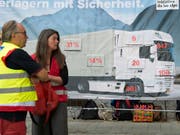 Aktivistinnen- und Aktivisten der Alpeninitiative haben schon vor anderthalb Jahren mit einer Petition mehr Lastwagenkontrollen im Transitverkehr gefordert. (Bild: KEYSTONE/LUKAS LEHMANN)