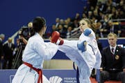 Elena Quirici (rechts) im Kampf gegen die Japanerin Someya Kayo. (Bild: Stephen Caillet/Imago (Paris, 27. Januar 2019))