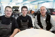 Lehrlingsausbildner Erich Inauen, Drittjahrstift Gabriel Kuster und Geschäftsleitungsmitglied Stefan Zünd vom Zünd MobilCenter (von links) freuen sich auf die Filmpremiere. (Bild: Gert Bruderer)