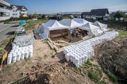 Die Kantonsarchäologie Luzern untersucht derzeit eine seltene keltische Fundstelle im Gebiet Baumgarten nahe der Bahnlinie in Egolzwil. In den weissen Kübeln wird das Material (Erdreich) für die weiteren Untersuchungen aufbewahrt und wegtransportiert. (Bild: Pius Amrein, Egolzwil, 17. Oktober 2018)