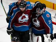 Colorados Verteidiger Ian Cole (links) gratuliert dem deutschen Goalie Philipp Grubauer zu einer starken Leistung (Bild: KEYSTONE/AP/DAVID ZALUBOWSKI)