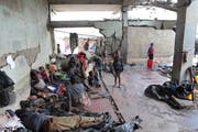 Vom Wirbelsturm Idai sind im südöstlichen Afrika rund 1,7 Millionen Menschen in Mitleidenschaft gezogen. Viele haben ihr ganzes Hab und Gut verloren. Sie sind jetzt auf Hilfe von aussen angewiesen. Im Bild Flüchtlinge in einem zerstörten Gebäude in der Nähe der Stadt Beira in Mosambik. (Bild: AP/Tsvangirayi Mukwazhi - 22. März 2019)