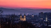 Die Stadt St.Gallen von einer ihrer schönsten Seiten: Die Türme von Kathedrale und St.Laurenzen, der Postturm sowie die Hochhäuser von Fachhochschule und Bundesverwaltungsgericht im Abendrot. (Leserbild: Luciano Pau - 23. März 2019)