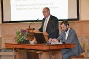 Gemeindepräsident Christian Spoerlé (links) und Gemeindeschreiber Adrian Rüegg an der Ebnat-Kappler Bürgerversammlung. (Bild: Adi Lippuner)