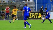 Mit sorgenvoller Miene hat Sevelen-Trainer Josip Matanovic (hinten) den Auftritt seiner Mannschaft in der Vorrunde verfolgt. Mit neuem Mut will man nun den Ligaerhalt bewerkstelligen. (Archivbild: Robert Kucera=