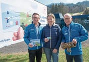 Geschäftsführer Marcel Murri, rechts, hält ein korrodiertes Rohrstück der alten Anlage, Verwaltungsratspräsident Michael Iten und Nadia Hürlimann-Styger zeigen den neuen Pass. (Bild: Erhard Gick)