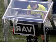Der VAR wird ab der kommenden Saison auch in der Super League zum Einsatz kommen (Bild: KEYSTONE/AP/THEMBA HADEBE)
