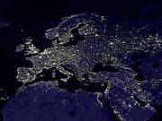 Europa bei Nacht: Dieses Satellitenbild zeigt die Orte, an denen die Lichtemissionen am stärksten sind. (Bild: Keystone)