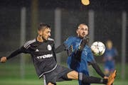 Irves Kucani (links) von Uzwil II kämpft gegen Sirnachs Alessio Ciraci um den Ball. In einer Woche treffen ihre Teams aufeinander. (Bild: Urs Bucher)