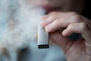 Bei Teenagern sind die E-Zigaretten besonders beliebt. (Bild:/Ennio Leanza/Keystone)