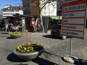 Ein Farbtupfer an der Zufahrt zum Marktplatz: mit gelben Stiefmütterchen und Büschen bepflanzte Schalen. (Bild: Reto Voneschen - 28. März 2019)
