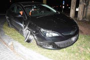 Der Fahrer dieses Auto verunfallt in kürzester Zeit zweimal. Da er alkoholisiert am Steuer war, wurde ihm der Führerausweis abgenommen. (Bild: Kapo)