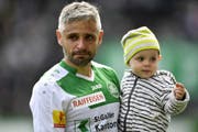 So verabschiedete sich seinerzeit Mario Mutsch im Kybunpark von den Fans des FC St.Gallen. (Bild: Gian Ehrenzeller/KEY - 21. Mai 2017)