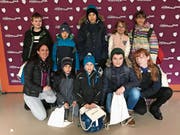 Die acht Schülerinnen und Schüler mit Lehrerin Nuria Gysin (links) und Filmemacherin Gaby Balsinger. (Bild: pd)