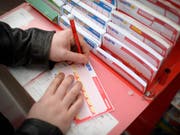 Nach sechs Richtigen im Lotto versuchte ein Ostschweizer, mit einem Umzug in den Kanton Schwyz Steuern zu sparen. (Symbolfoto) (Bild: KEYSTONE/GIAN EHRENZELLER)