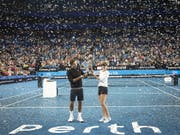 Roger Federer und Belinda Bencic halten am 5. Januar 2019 in Perth den gewonnenen Pokal in die Höhe (Bild: KEYSTONE/EPA AAP/TONY MCDONOUGH)