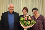 Kirchenpräsident Walter Berger freut sich über die einstimmige Wahl von Isabelle Svabenik-Keller in die Kirchenvorsteherschaft, wo sie die Nachfolge von Ursula Gubler antritt. (Bild: Georg Stelzner)