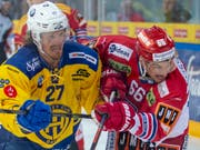 Erbitterter Zweikampf zwischen dem Davoser Verteidiger Magnus Nygren (links) und Lakers-Stürmer Fabian Brem (Bild: KEYSTONE/PATRICK B. KRAEMER)