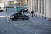 Einsam und allein auf weiter Flur: Am Morgen stand auf den Parkplätzen vor der Bank Acrevis nur noch ein Auto mit Genfer Kontrollschildern. (Bild: Reto Voneschen - 28. März 2019)