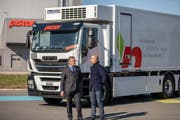 Hansjörg Cueni, Gründer & Inhaber von E-Force One AG und Stefan Aufdereggen, Geschäftsführer, vor dem ersten 27-Tonnen-Fahrzeug, ausgeliefert 2018 an die Firma Pistor in Rothenburg. (Bild: zVg)