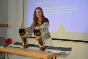 Ursula Bruhin stellt dem Publikum ihre Sportausrüstung vor. (Bild: Monika Wick)