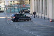 Allein auf weiter Flur: Am Donnerstagmorgen, 8 Uhr, stand nur noch ein parkiertes Auto mit Genfer Kontrollschildern auf dem Parkplatz. (Bild: Reto Voneschen - 28. März 2019)