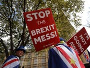 Das britische Unterhaus soll nach dem Willen von Premierministerin Theresa May am Freitag zum dritten Mal über das Brexit-Abkommen abstimmen. Parlamentspräsident John Bercow gab am Donnerstag seine Zustimmung. (Bild: KEYSTONE/AP/KIRSTY WIGGLESWORTH)