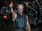 Er polarisiert mit seiner Band immer mal wieder: Rammstein-Frontmann Till Lindemann. (Bild: KEYSTONE/EPA/AXEL HEIMKEN)