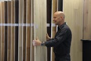 Geschäftsleiter Dusko Dupor zeigt diverse Parkett-Modelle. (Bild: Laura Manser)