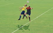 Der FC Triesenberg, hier beim 3:3 in der Vorrunde, ist ein Aufstiegskonkurrent des FC Rheineck mit Nicola Di Gregorio (rechts). Wer steigt in der Rückrunde höher? Und wer bleibt am Boden kleben wie ein Schatten (seiner selbst)? (Bild: Remo Zollinger)