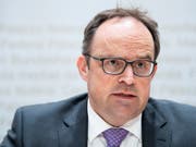 Thomas Fritschi, Leiter der unabhängigen Aufsichtsbehörde über den Nachrichtendienst (NDB), präsentiert den ersten Jahresbericht. Er stellt dem NDB mehrheitlich gute Noten aus. (Bild: KEYSTONE/PETER SCHNEIDER)