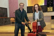 Die grossen Putzarbeiten in der Kirche erledigen Katharina und Radislav Piljic gemeinsam. (Bild: Cecilia Hess-Lombriser)