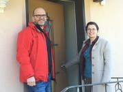 Andreas Zopfi, Leiter Sozialdienst, und Faustina Peloso vom Bereich Arbeitsintegration, stehen vor dem neuen Wohnheim. (Bild: PD)