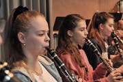 Klarinettistinnen des Musikvereins Seedorf bringen fantastische Märchenwelten auf die Bühne der Mehrzweckhalle in Seedorf. (Bild: PD)