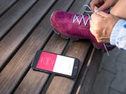 70 Prozent der Schweizer würden ihre auf dem Handy erfassten Gesundheitsdaten für Geld an die Versicherer weitergeben. (Bild: KEYSTONE/GAETAN BALLY)