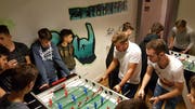 Jugendliche beim Töggelen im Jugendzentrum Herisau. (Bild: PD)