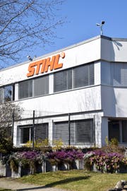 Die Stihl, die in ihrem Werk in Wil die Ketten für ihre Motorsägen herstellt, blickt dem Brexit gelassen entgegen. (Bild: David Grob)