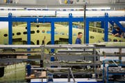 Ruag hat komplexe Strukturen. Eine Trennung von Sparten wird schwierig. Im Bild die Produktion in Emmen. (Bild: Eveline Beerkircher (19. März 2015)