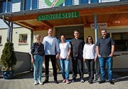 Heidi Näf übergibt den «Sedel» ihrem ehemaligen Chef de Service Marcel Seeger, der ihn mit seinem Team weiterführt. (Bild: Karin Erni)